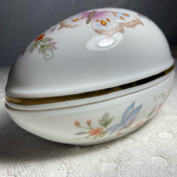 Vintage 1974 Avon Fine Porcelain Decorated Egg Trinket Box with 22K Gold Trim - Picture 2 of 15